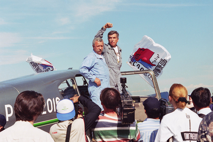 Николаев принимал участие и в политике. В июне 1996 года, во время предвыборной молодёжной кампании &laquo;Голосуй, или проиграешь&raquo; по переизбранию президента Бориса Ельцина вместе с телеведущим Леонидом Якубовичем совершили &laquo;Концертно-познавательный перелёт &laquo;Ельцин&nbsp;&mdash; наш Президент!&raquo;. На фото они&nbsp;&mdash; на Центральном аэродроме столицы перед стартом пятидневного авиаперелета. Во время которого телеведущие провели мероприятия в Нижнем Новгороде, Уфе, Кургане, Кемерове и Новокузнецке, вместе с театральными постановками и выступлениями юных талантов.