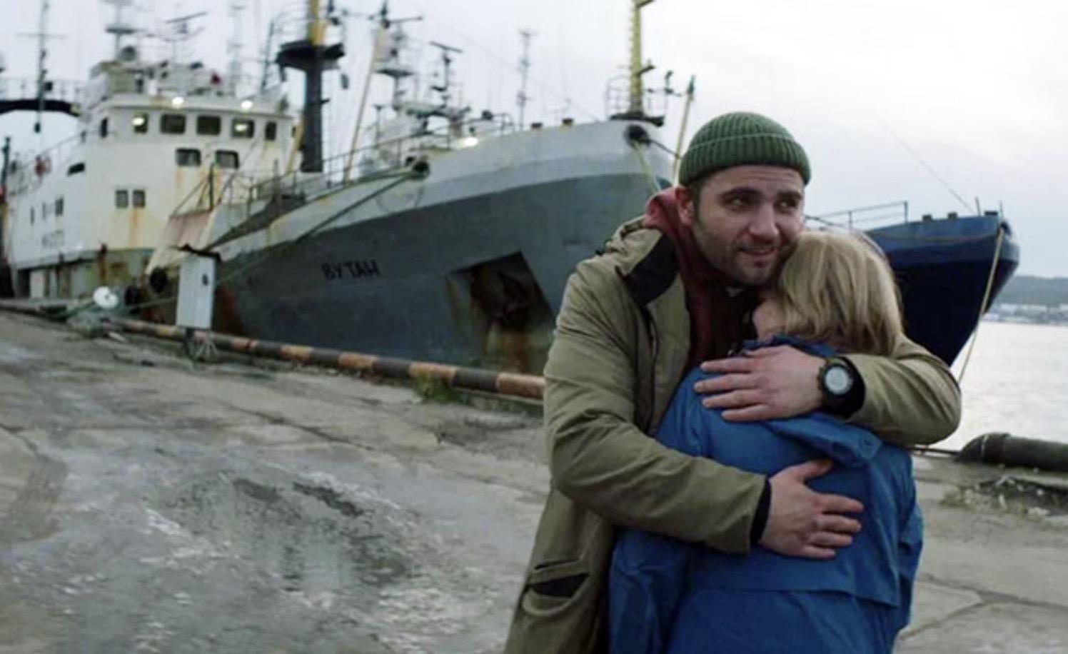 «Филателия».Тихая, остроумная и целомудренная мелодрама «Филателия» Натальи Назаровой, завоевала гран-при фестиваля «Окно в Европу» еще в 2024 году, но вышла в прокат осенью 2025-го. К сожалению, режиссер его не застала — Назаровой не стало еще в феврале.Cюжет разворачивается в портовом поселке у Баренцева моря, где работает старенькое почтовое отделение. Однажды в него является, как какой-нибудь шумный праздник, боцман Петя (Максим Стоянов), чтобы получить залежавшиеся бандероли из Австралии. Их передаст ему Яна (ее играет актриса Алина Ходжеванова), девушка с легкой формой ДЦП, увлекающаяся филателией. И выпросит марку со светлячком. Между ними завяжутся особенные отношения, к зависти Веры (героини Иры Носовой), положившей глаз на лихого моряка. Природу их связи Наталья Назарова объяснила общими травмами — или пересечением судеб, если выражаться поэтически. У Максима когда-то была дочь с ДЦП, а Яна всю жизнь ждала отца-моряка, который так и не вернулся из плавания