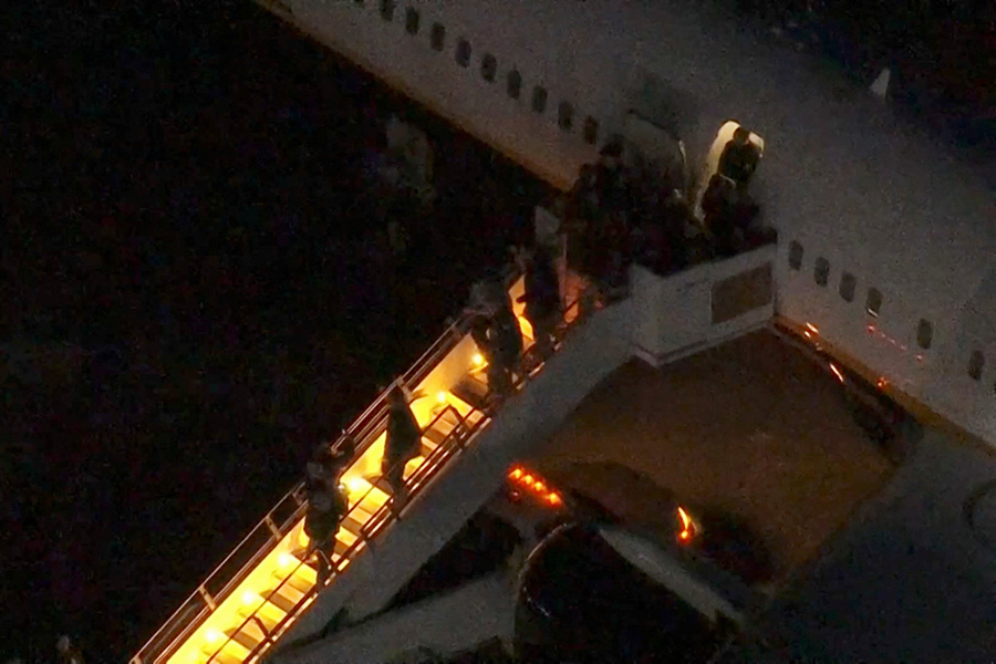 Николас Мадуро под стражей выходит из федерального самолёта США на базе Национальной гвардии ВВС Стюарт в Ньюберге, штат Нью-Йорк