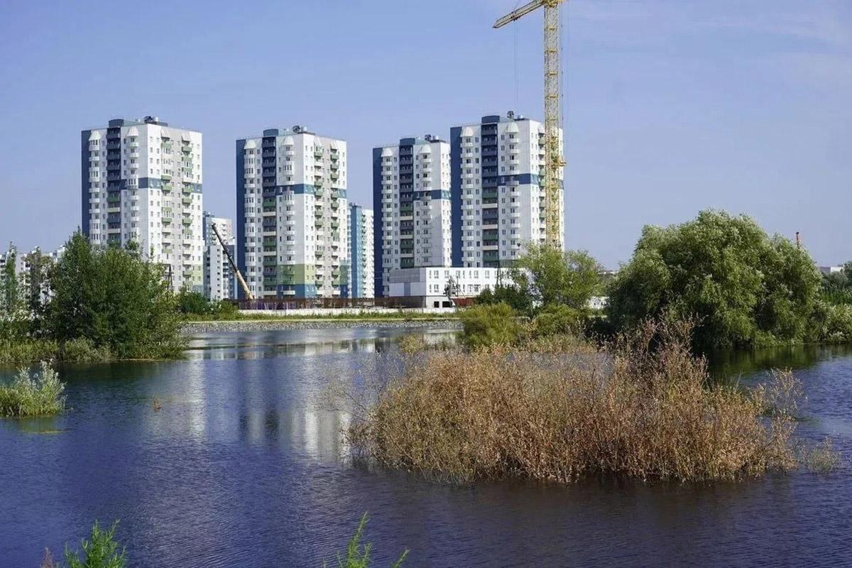 Работа городских служб по откачке воды и сооружению насыпи в Тюмени, 28 июля 2026 года