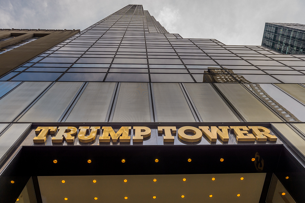 Trump Tower

Нью-Йорк

Главное здание Дональда Трампа&nbsp;&mdash; штаб-квартира его собственной корпорации The Trump Organization. Компания базируется в&nbsp;небоскребе &laquo;Трамп-Тауэр&raquo; на&nbsp;Пятой авеню&nbsp;&mdash;&nbsp;одной из&nbsp;самых известных и&nbsp;дорогих улиц Нью-Йорка, где&nbsp;сосредоточены знаковые объекты Манхэттена. В 58-этажном небоскребе находятся не&nbsp;только&nbsp;офисы, но&nbsp;и личный пентхаус Дональда Трампа&nbsp;&mdash;&nbsp;эта квартира считается основной резиденцией бизнесмена.

58-этажное многофункциональное здание Trump Tower было построено в&nbsp;1983 году на&nbsp;Пятой авеню в&nbsp;Нью-Йорке. Высота небоскреба&nbsp;&mdash; 202&nbsp;м. В 2016 году на&nbsp;пятом этаже башни располагался предвыборный штаб Трампа
