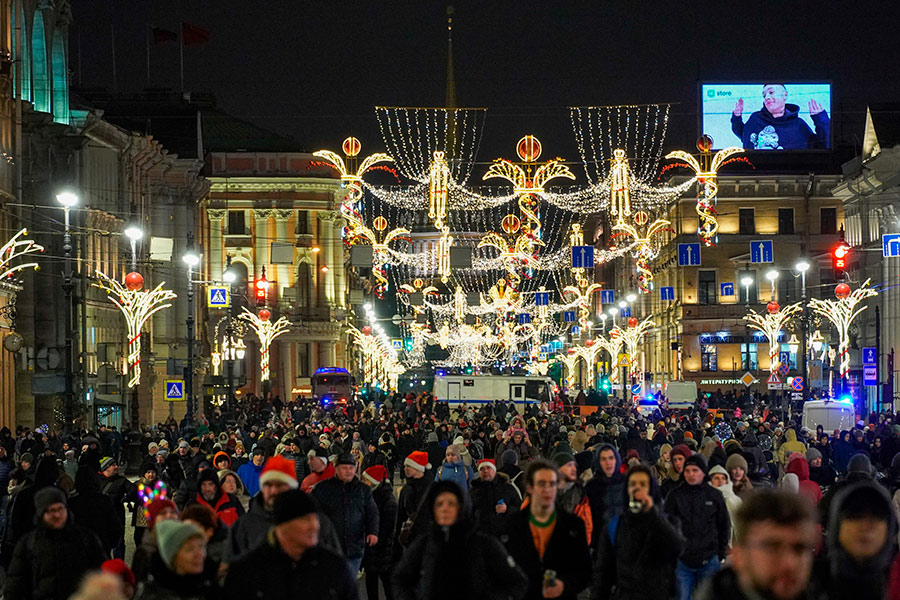 Новогодние гуляния на Невском проспекте в Санкт-Петербурге.