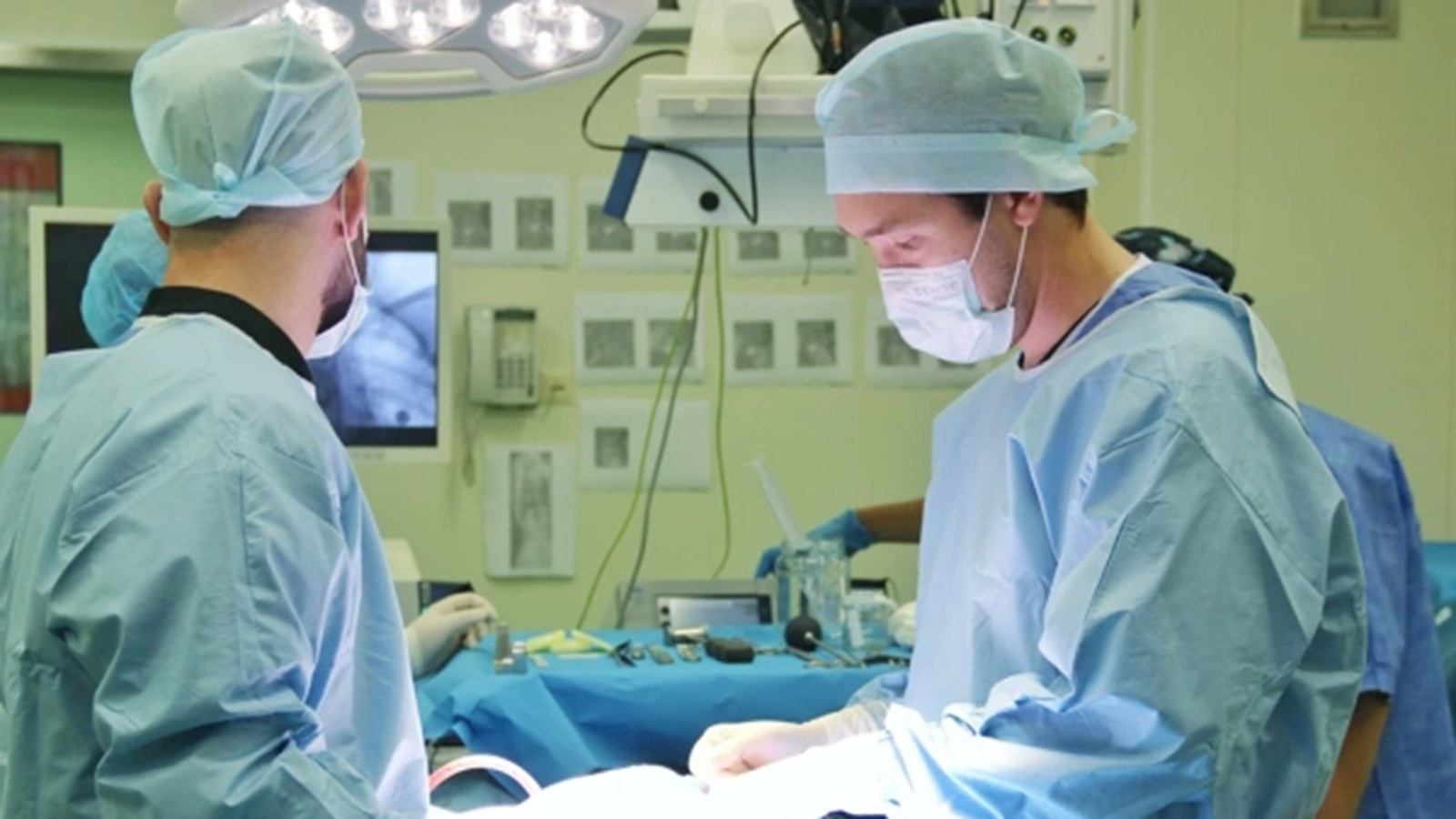 <p>Хирурги отделения травматологии и ортопедии РДКБ во время операции</p>