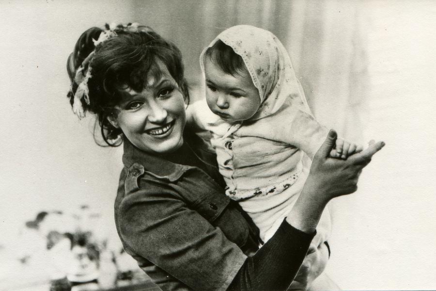 Кристина Орбакайте в детстве с мамой Аллой Пугачевой