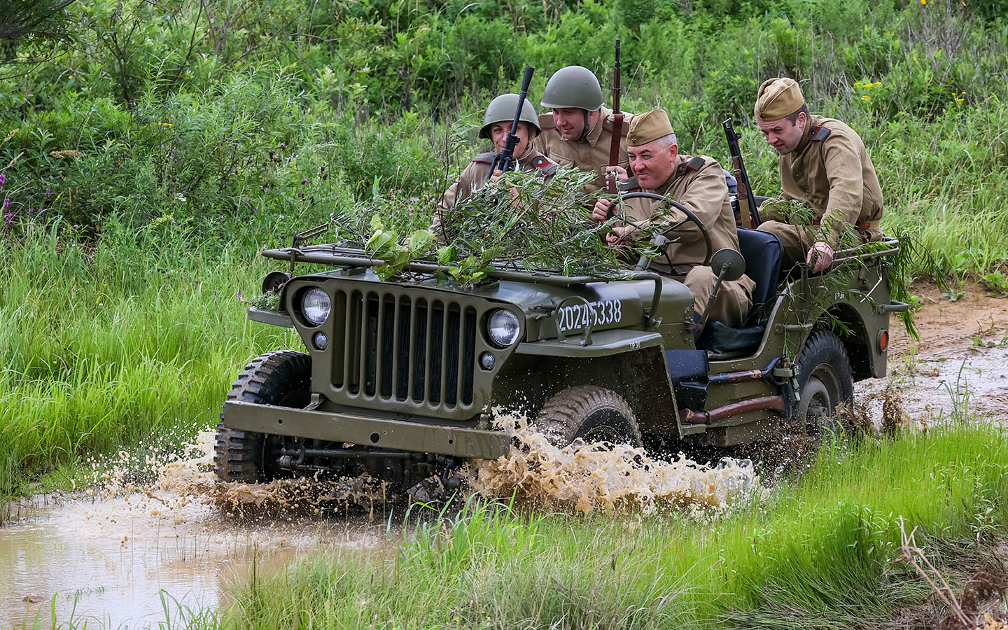 Willys MB: прародитель внедорожников

К осени 1941 года СССР потерял значительную часть своего автопарка. Даже мобилизация гражданских машин не покрыла дефицит. Решающую роль сыграли поставки из США: в рамках ленд-лиза в Советский Союз прибыло свыше 400 тыс. автомобилей. Одним из самых известных стал &laquo;Виллис&raquo;.

Американский Willys MB стал основателем всех современных внедорожников, включая Toyota Land Cruiser и Nissan Patrol. Его полный привод, простоту и универсальность оценили во всем мире. Кстати, &laquo;джипами&raquo; эти машины назвали потому, что в официальных документах их именовали, как General Purpose или &laquo;общее назначение&raquo;. Эти слова и превратились позднее в &laquo;джип&raquo;.

