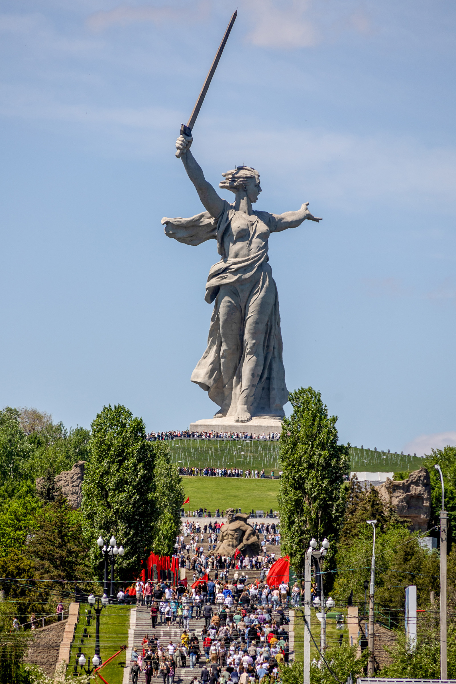 В Волгограде Парад Победы прошел на площади Павших Борцов. Также люди собрались у монумента «Родина-мать зовет!» на Мамаевом Кургане.