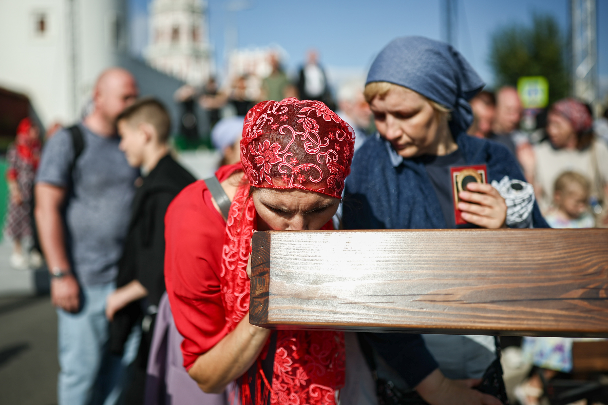 Верующие во время крестного хода.