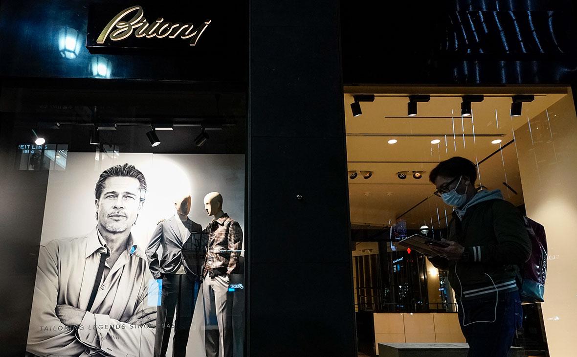 Магазин элитной мужской одежды Brioni с рекламным постером с Брэдом Питтом в токийском районе Гинза.&nbsp;Япония, 2020 год