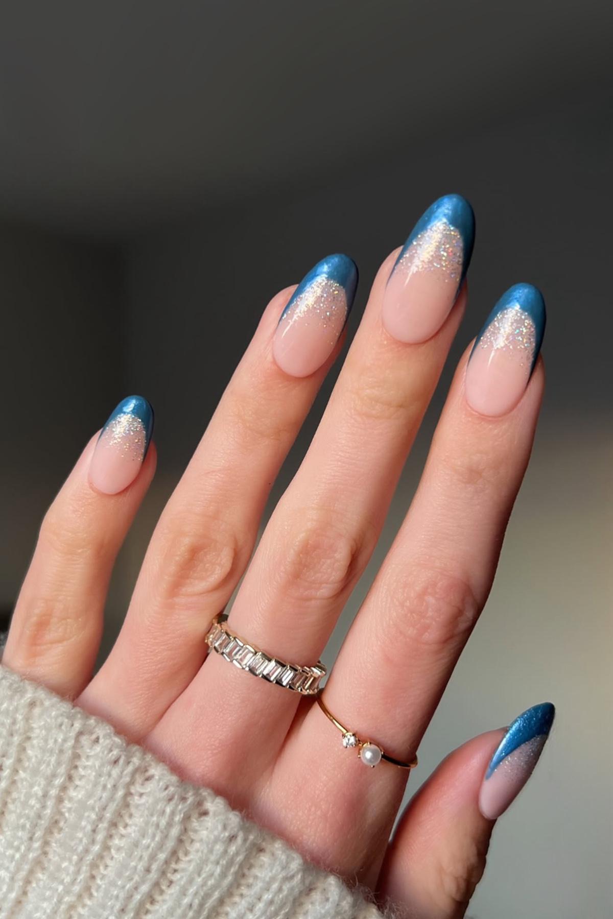 Для новогоднего френча можно использовать яркие цвета на кончике ногтя