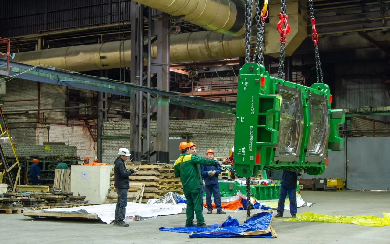 Штампы окрашены в соответствии с моделями пикапов, каждой — свой цвет. В белой каске один из китайцев, руководящих постройкой линии