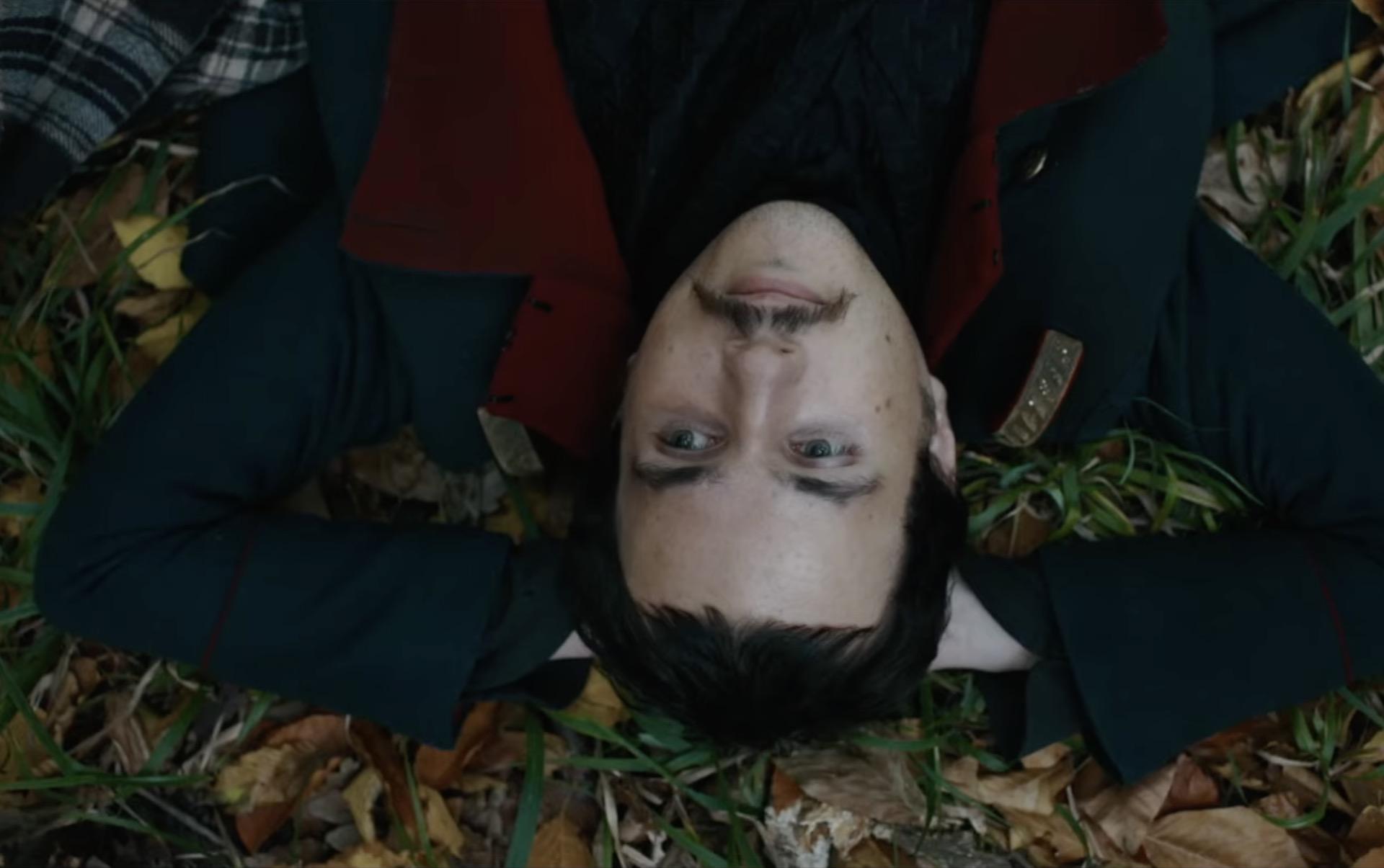 «Лермонтов».Драма Бакура Бакурадзе не сколько о самом поэте, сколько о роковой случайности или фатальном упрямстве, которые подвели черту под жизнью и наследием человека. Это пример того самого медленного кино, которое не каждому зрителю по плечу. В картине все скучно, грустно, упадочно, медлительно. Тихо до зубовного скрежета. Кто-то куда-то шагает или скачет, спит, прелюбодействует, прогуливается. Разговоры сдержанные и остроконечные. Минимум драмы в интонациях, максимум — в движениях, во взглядах. В главной роли — комик Илья Озолин, первая его работа в кино. И Лермонтов у Бакурадзе вдруг лишен героизма, но пресыщен сарказмом, злым юмором и непоколебимым достоинством