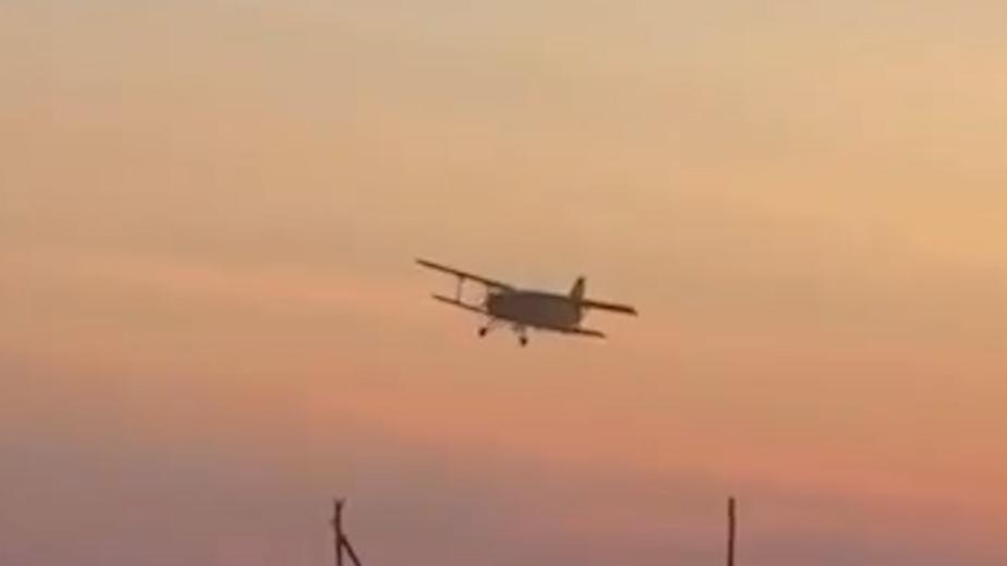 Появилось видео экстренной посадки Ан-2 у проезжей
