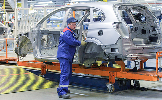 Линия сборки автомобиля  на заводе General Motors в Санкт-Петербурге