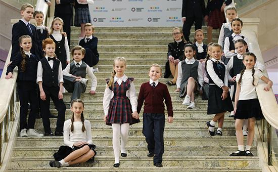 Дети во&nbsp;время показа на&nbsp;выставке школьной формы российских производителей
