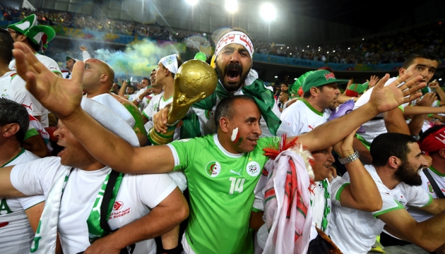 Алжирские фанаты празднуют победу