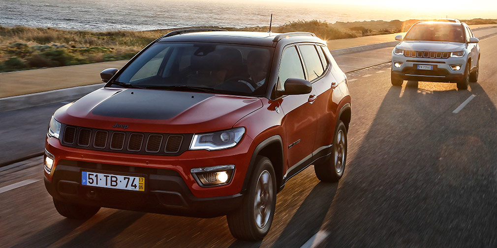 Jeep Compass предлагается в обычной и внедорожной версии Trailhawk с увеличенным клиренсом, измененным передним бампером и защитой днища.
