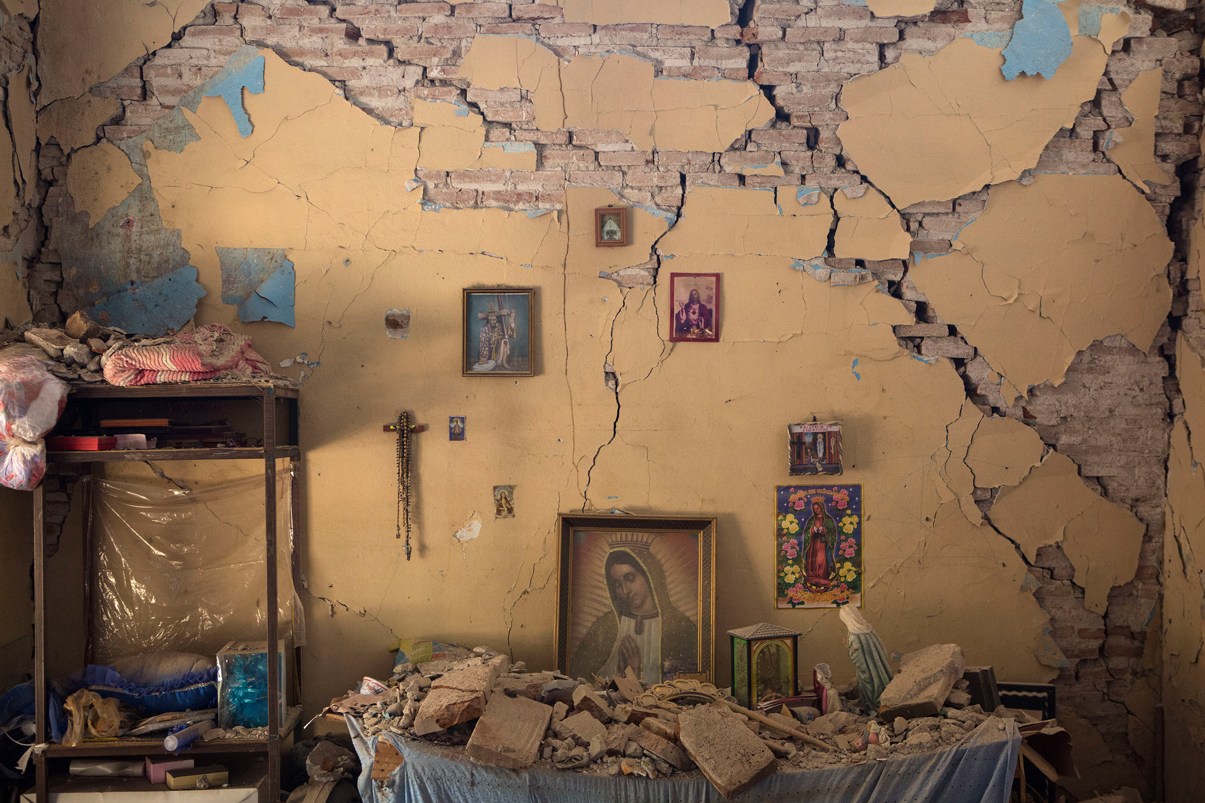 Сентябрь. Икона Девы Марии Гваделупской в поврежденном землетрясением доме в Хучитан-де-Сарагоса, Мексика
