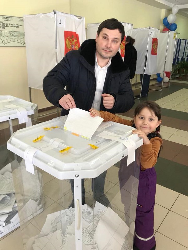 Алексей Шипилов&nbsp;на избирательном участке&nbsp;
