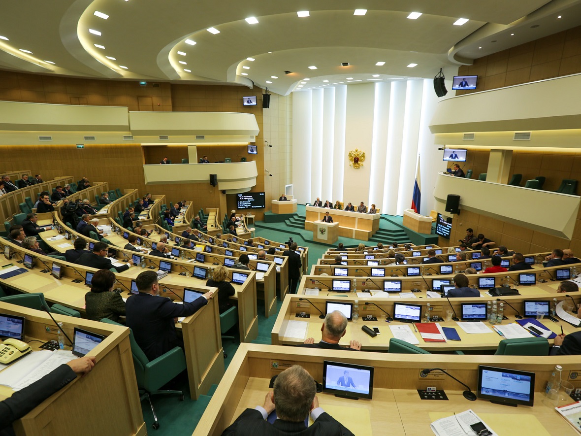 Карелова и Лукин не заняли лидирующие позиции в рейтинге сенаторов