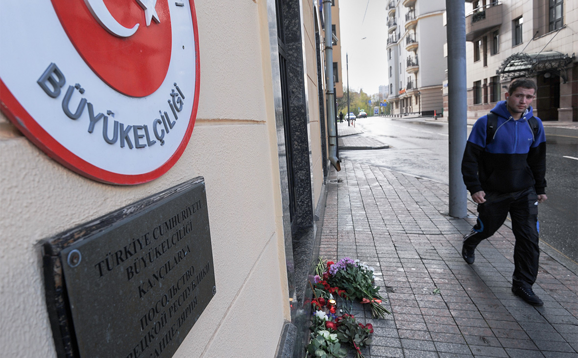 Цветы у посольства Турции в Москве в память о погибших во время теракта в Анкаре
