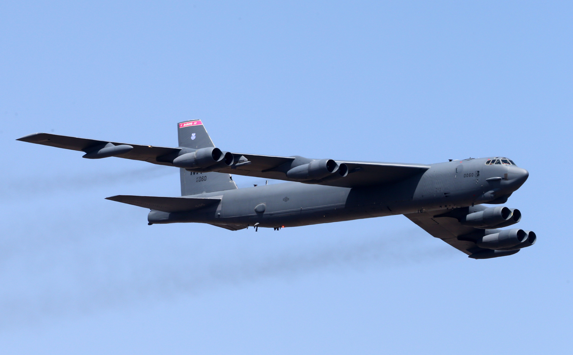 Стратегический бомбардировщик B-52 в полете