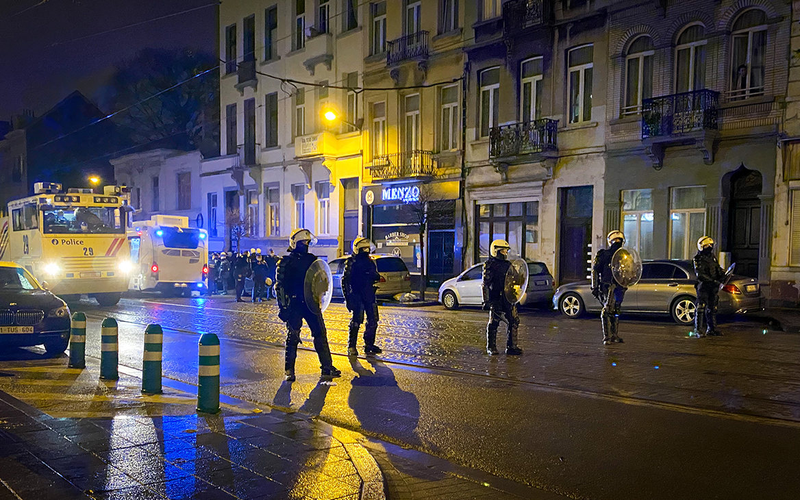 В Брюсселе демонстранты сожгли участок полиции после гибели мигранта