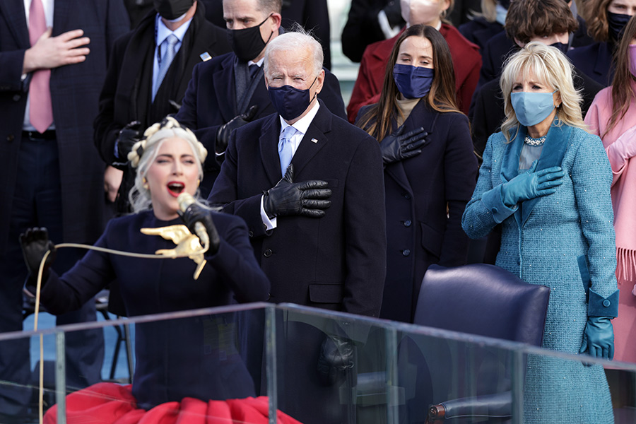 Гимн США в начале церемонии исполнила Леди Гага