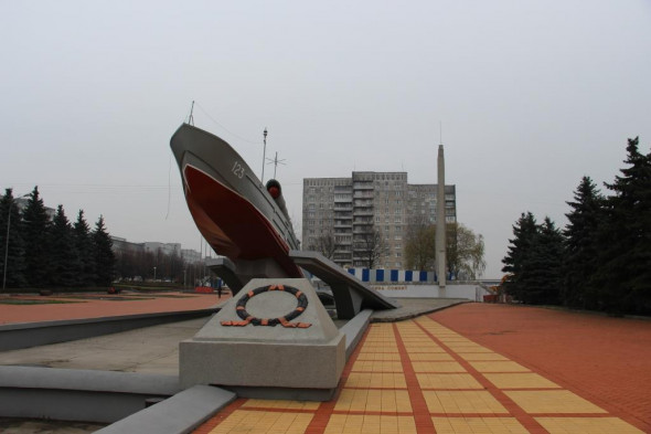 Памятник до начала ремонта