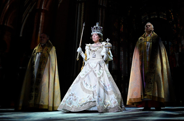 В роли королевы Елизаветы II в сцене из спектакля &laquo;Аудиенция&raquo; в Театре Наций