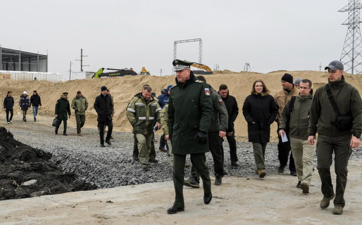Тимур Иванов во время осмотра строительства водовода, соединяющего Ростовскую область и Донбасс