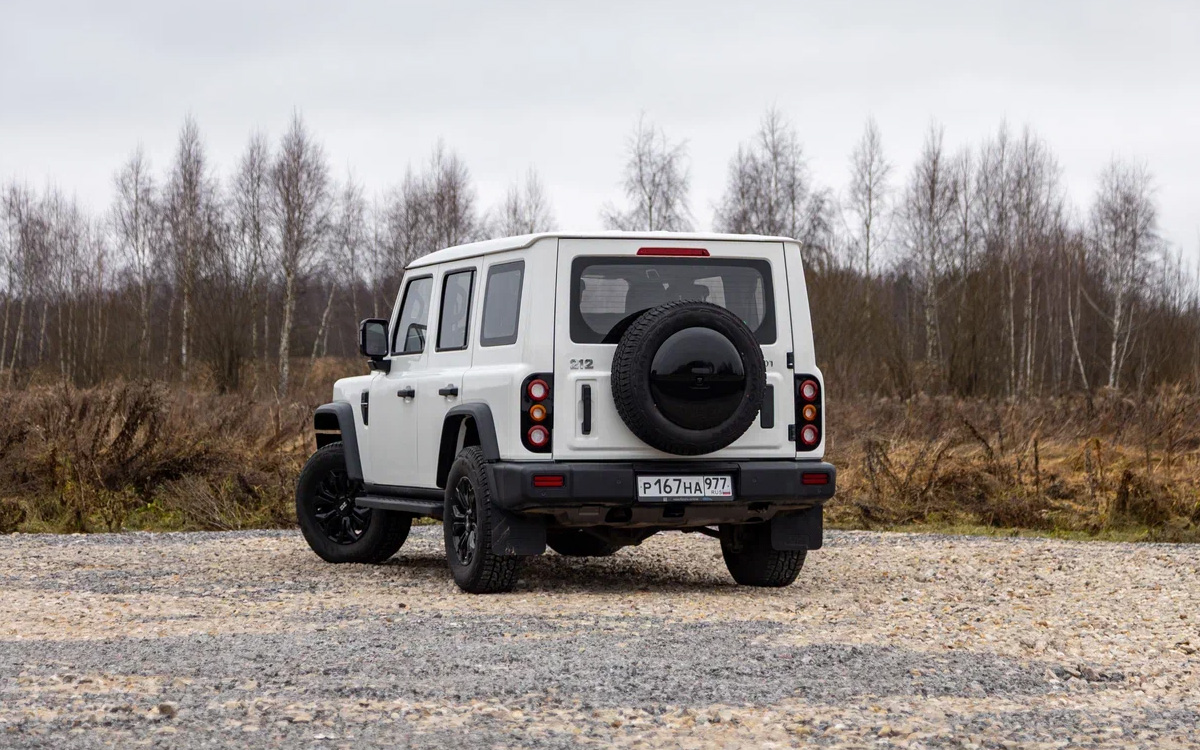 Простой, утилитарный кузов, огромный клиренс и неразрезные мосты. В этом весь&nbsp;BAW 212
