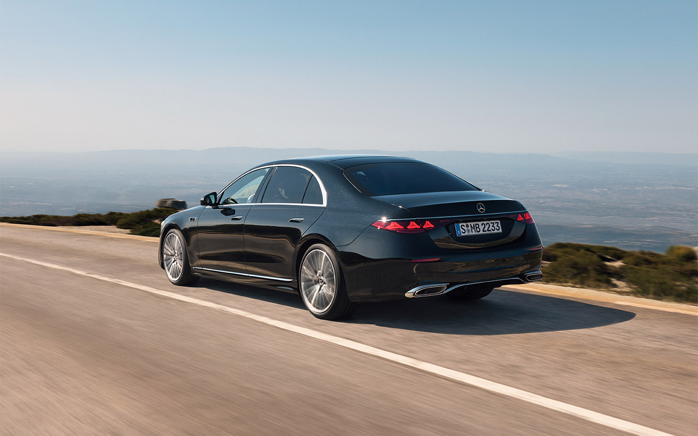 Mercedes-Benz S-Class предлагаются клиентам с бензиновыми и дизельными моторами, а также в гибридных модификациях