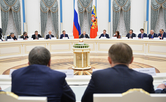 Президент России Владимир Путин (в центре) на&nbsp;встрече с&nbsp;представителями деловых кругов страны, которая прошла в&nbsp;Кремле