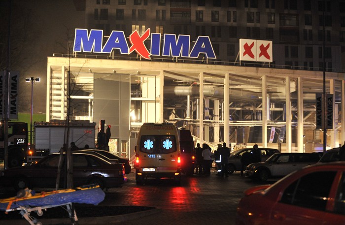 Обрушение торгового центра в Риге: число жертв растет