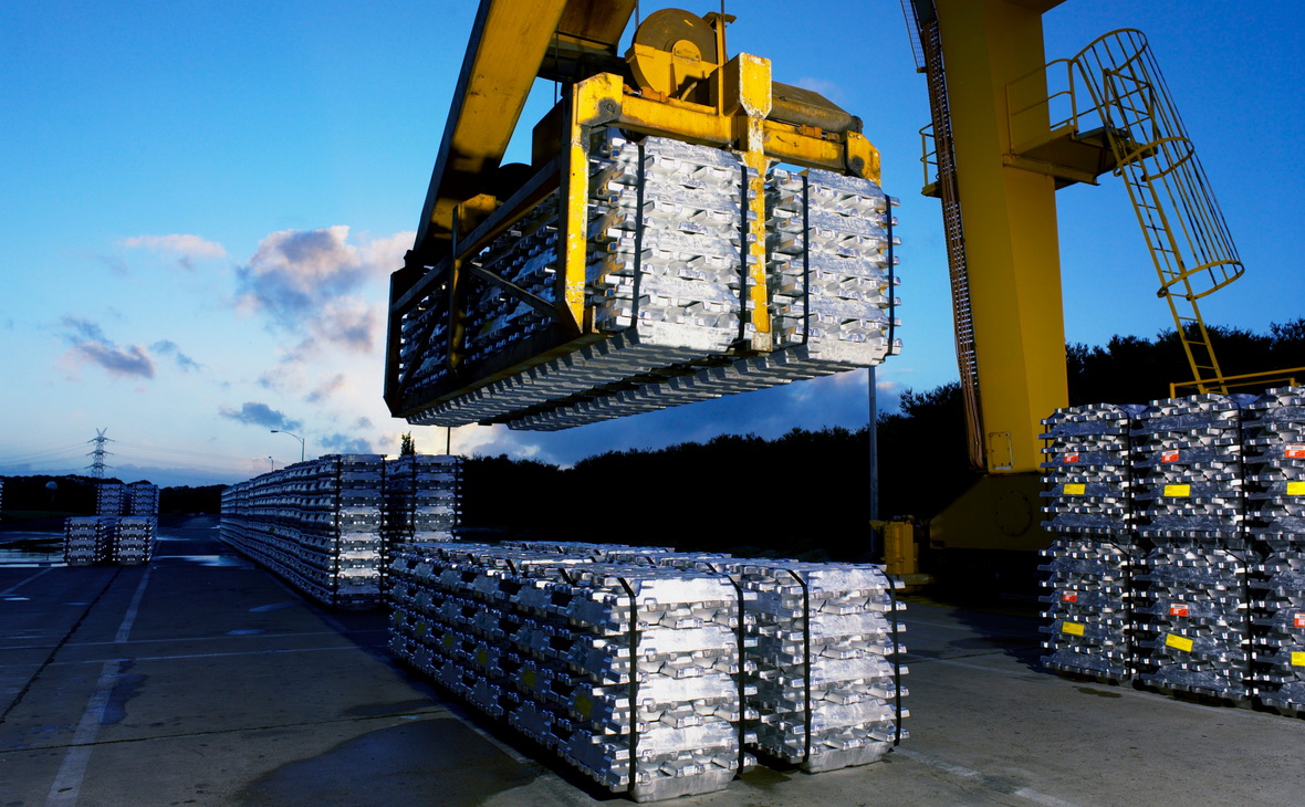 Alcoa отгружает на экспорт слитки алюминия на своем объекте в Портленде, Австралия