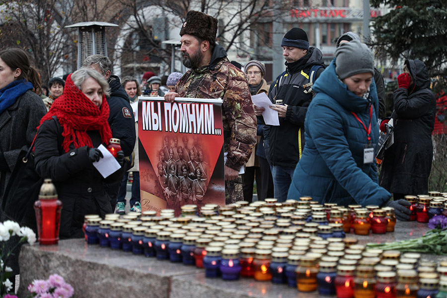 Люди приходят, берут свечу и читают в микрофон имена казненных во времена сталинских репрессий. Они называют имя, фамилию, возраст, профессию и дату расстрела погибшего