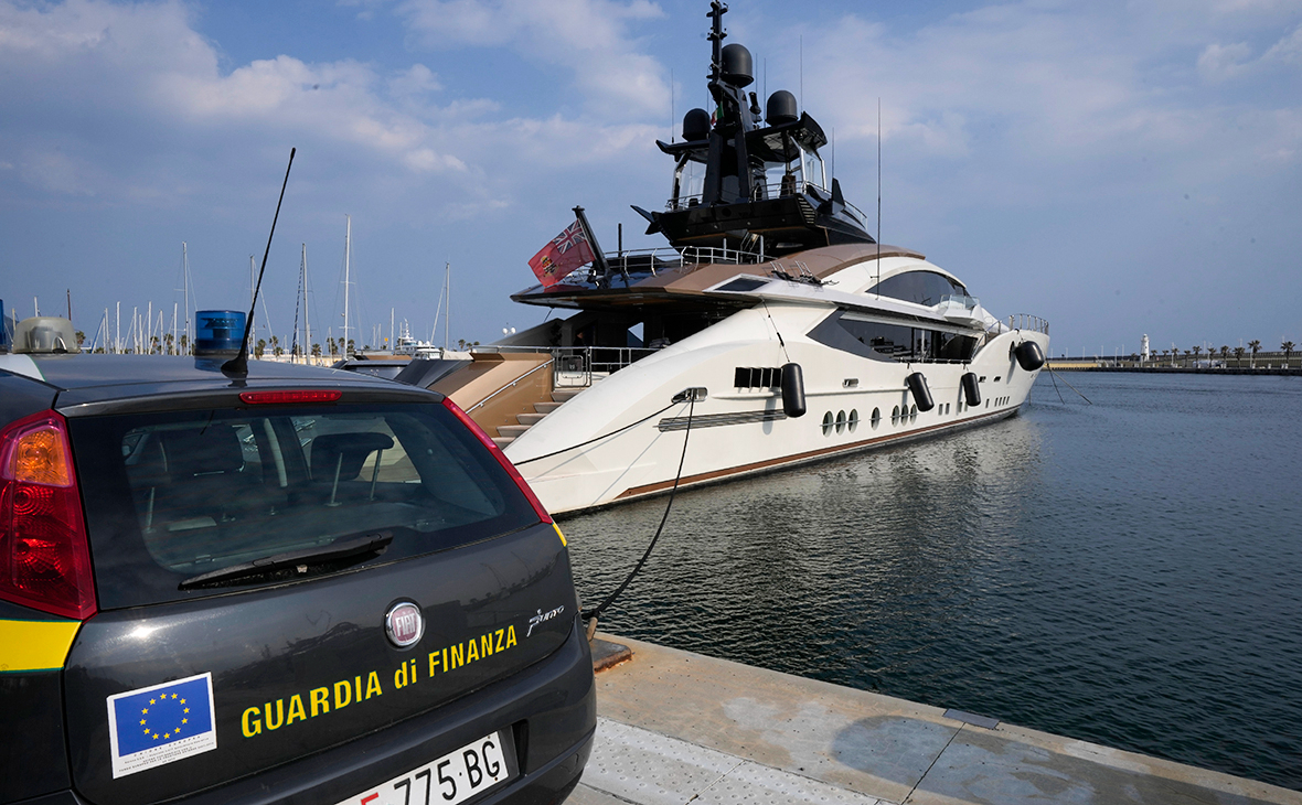 Автомобиль финансовой полиции Италии припаркован перед яхтой &laquo;Леди М&raquo;