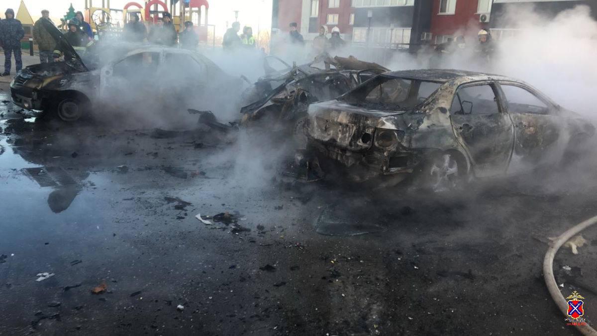 В Волгограде сгорели четыре автомобиля, погиб ребенок