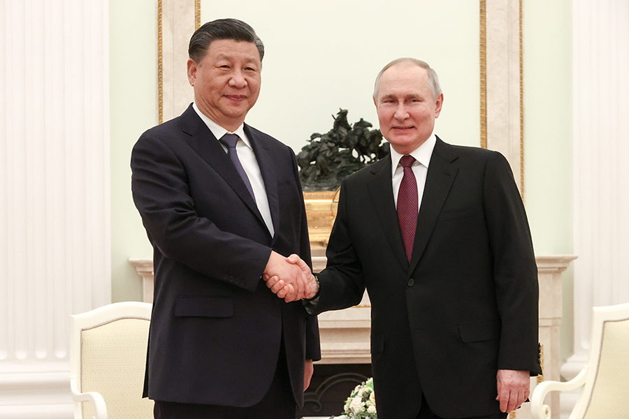 Си Цзиньпин во время встречи в Кремле назвал Путина дорогим другом&nbsp;и поблагодарил его за &laquo;положительную оценку развитию и строительству Китая&raquo;. Продолжение беседы тет-а-тет запланировано на неформальном ужине, который будет состоять из семи блюд.

Си Цзиньпин в последний раз был с визитом в России в 2019 году. Тогда он встретился с Владимиром Путиным в Кремле, после чего принял участие в церемонии передачи китайских панд Московскому зоопарку и посетил концерт в Большом театре.