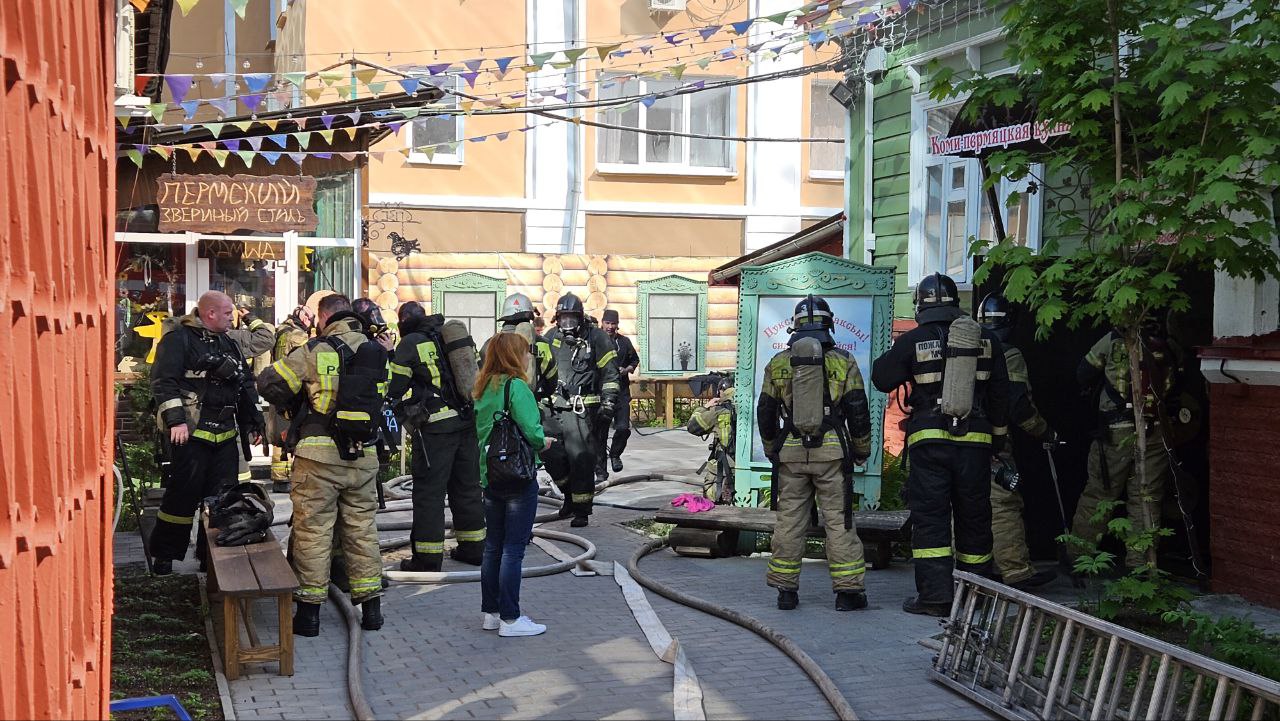 В центре Перми загорелось здание кафе коми-пермяцкой кухни «Чӧскыт Керку»