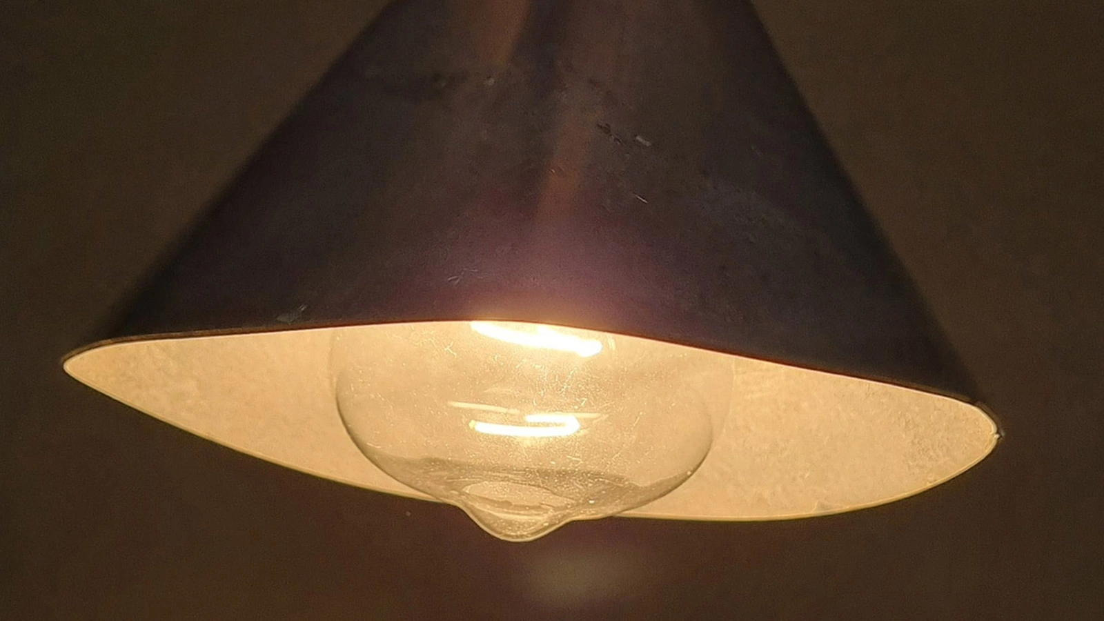 <p>Абажур, покрытый катализатором, использует тепло от лампы накаливания для уничтожения загрязнения воздуха в помещении</p>