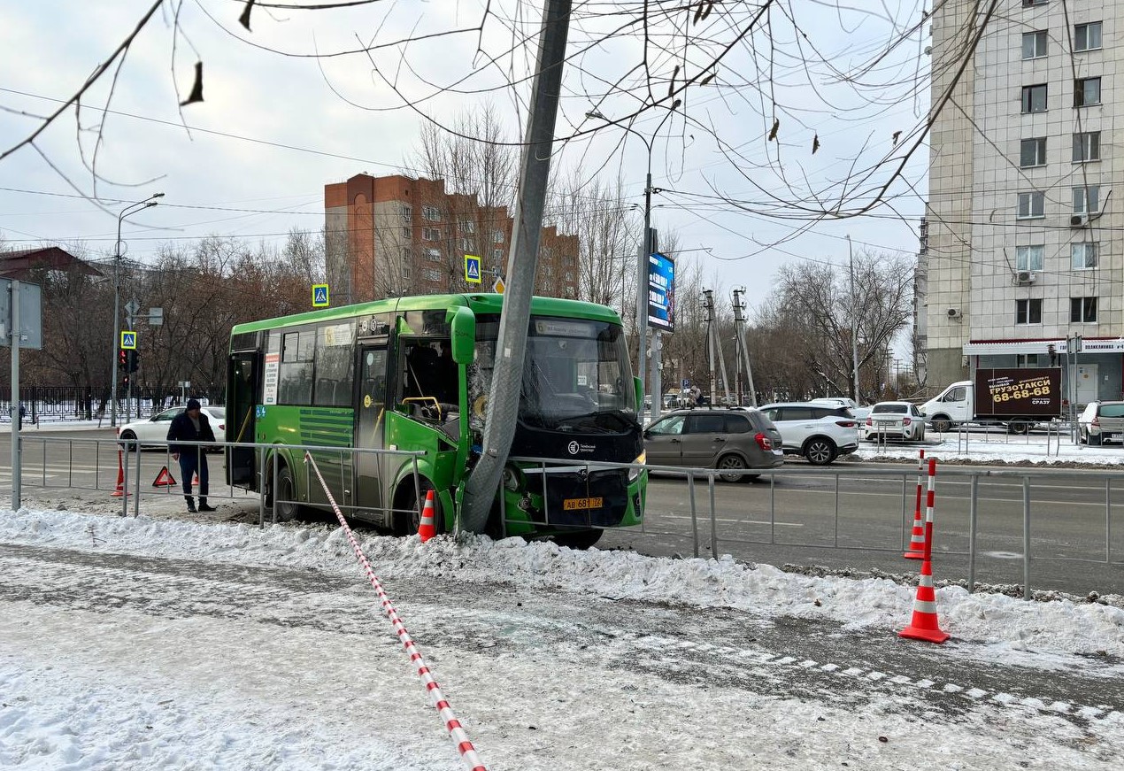 Появилось видео ДТП с автобусом в Тюмени: пострадали десять человек — РБК