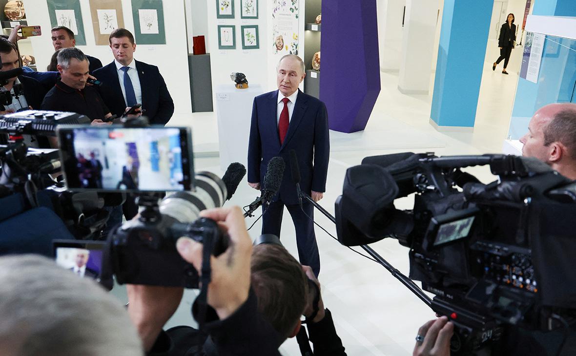 Владимир Путин выступает с заявлением для представителей СМИ по итогам телефонного разговора с Президентом США Дональдом Трампом