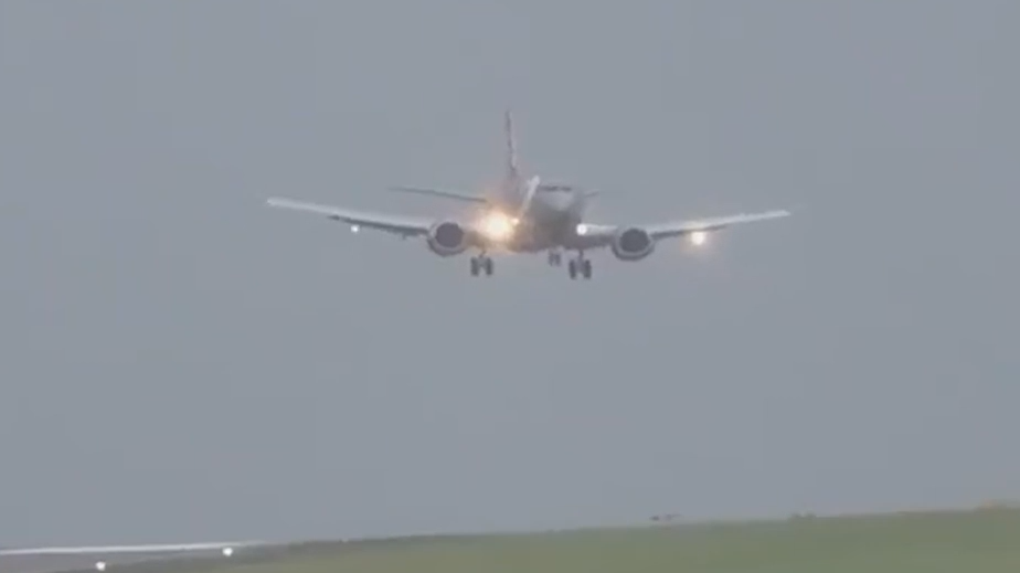 Из-за шторма самолет в Британии совершил жесткую посадку. Видео
