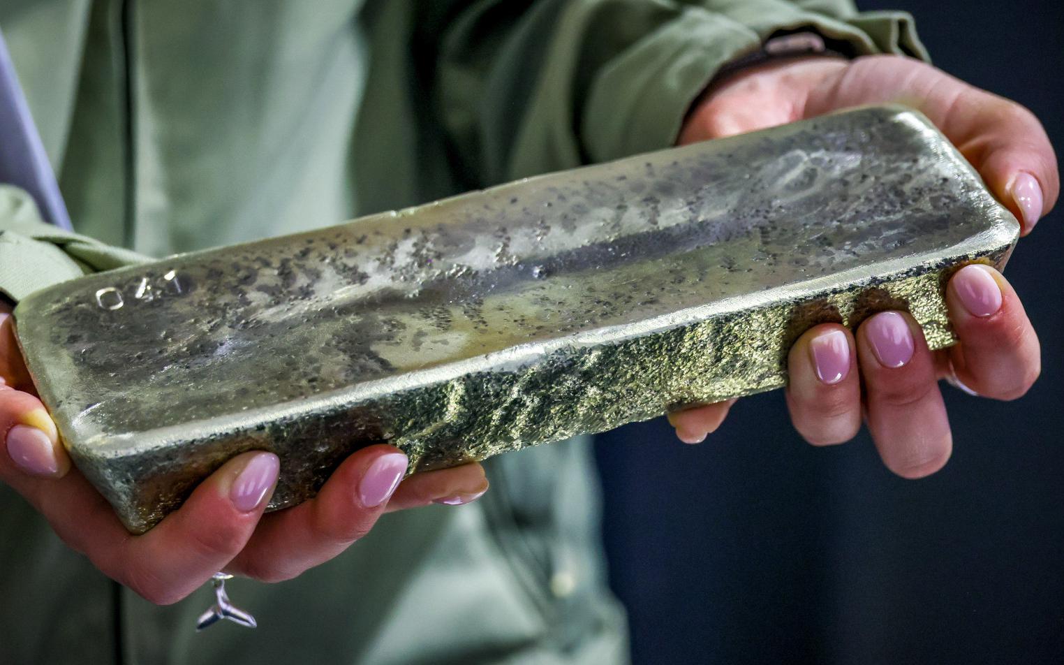 Стоимость золота и серебра взлетела на ожиданиях понижения ставок ФРС США