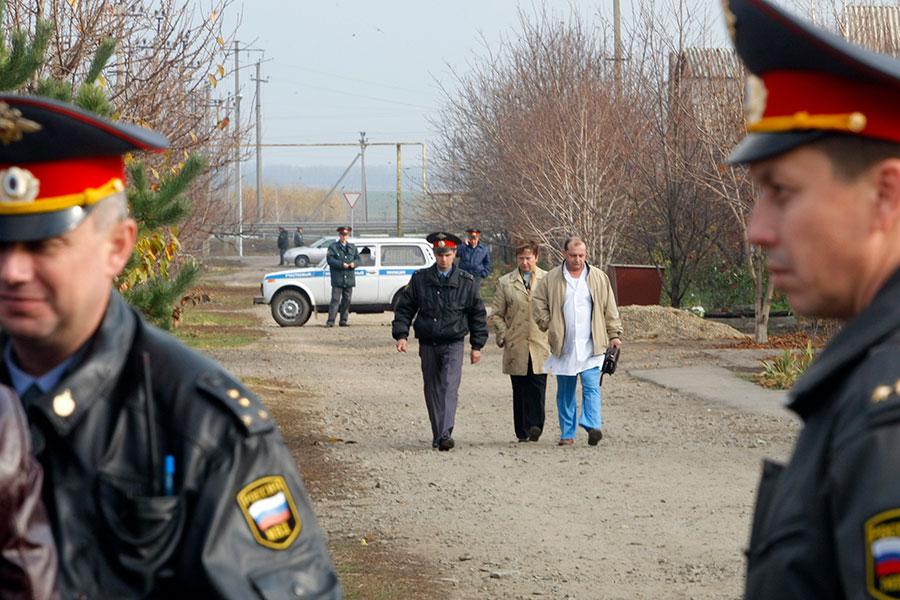 Сотрудники милиции у дома в станице Кущевской, где в ноябре&nbsp;2010 года были убиты 12 человек