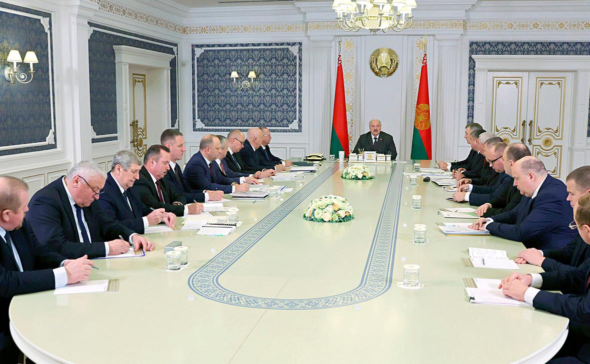 Lukašenko kritiziral uradnike zaradi formalnega pristopa in zahteval opustitev "sovjetskosti"