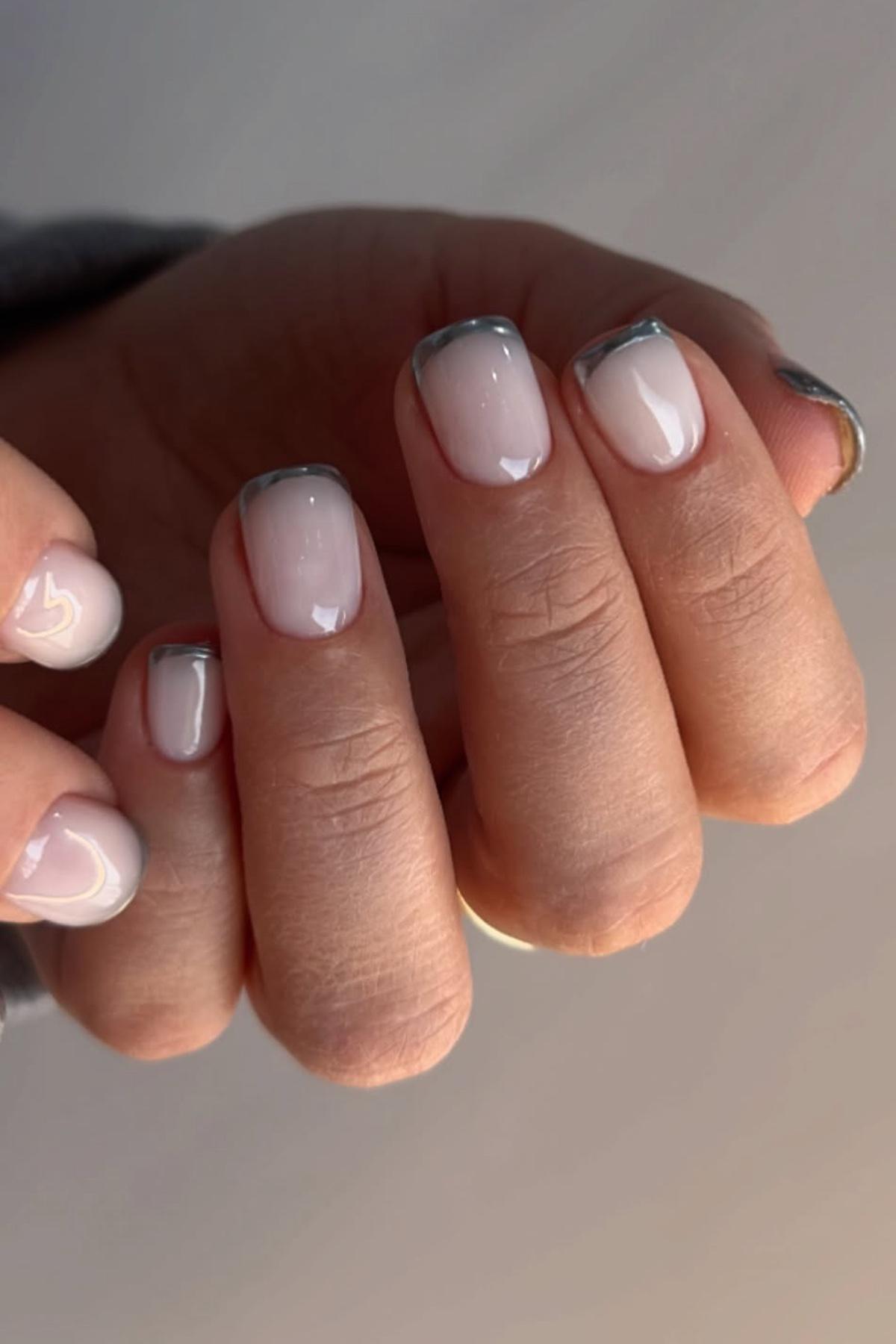 Замените традиционную белую полоску на кончике ногтя&nbsp;на золотую или серебряную