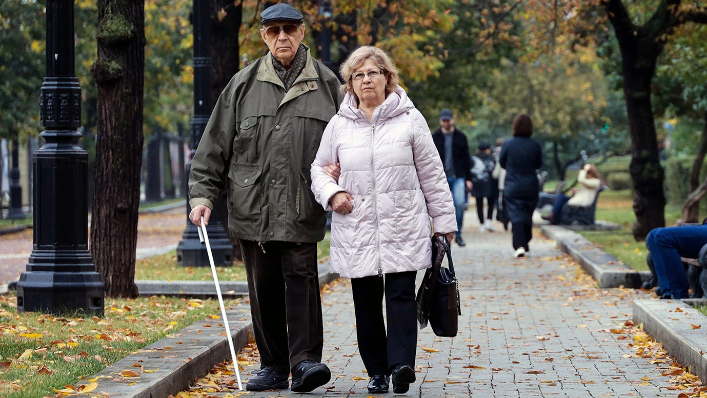 Пожилым людям следует адаптировать нагрузку, ориентируясь на собственное самочувствие, например 5–7 тыс. шагов в день