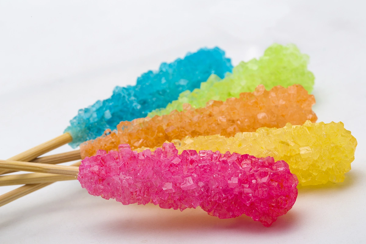 Для самостоятельного опыта подойдет обычный сахарный песок белого цвета